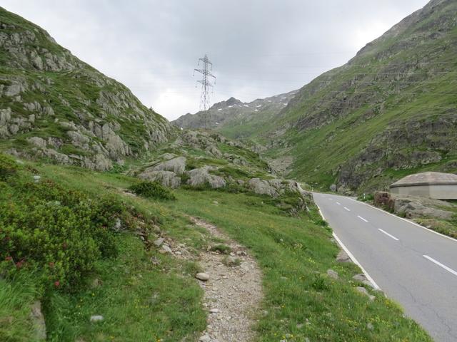 links von der Passstrasse geht es weiter aufwärts