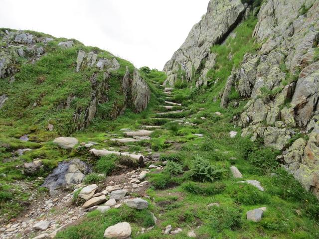 durch eine wilde Felslandschaft steigen wir auf historischen Pfaden weiter aufwärts