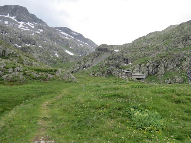 der Weg führt uns nun rechts in dieses kleine Tal hinein