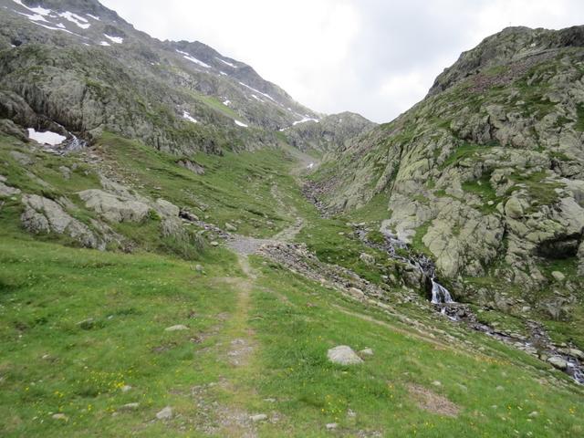 in der Ferne erkennen wir ein Kreuz. Der Pass ist nicht mehr weit