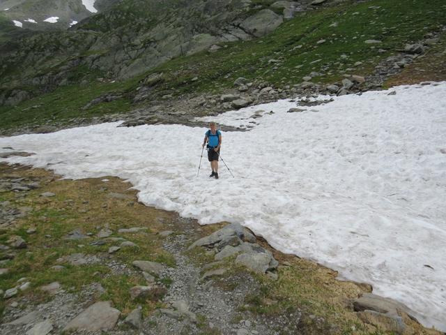 kurz vor dem Pass überqueren wir noch ein Altschneefeld...