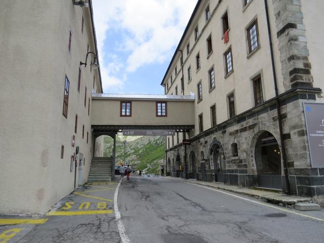 rechts das Hotel L’Auberge de l’hospice