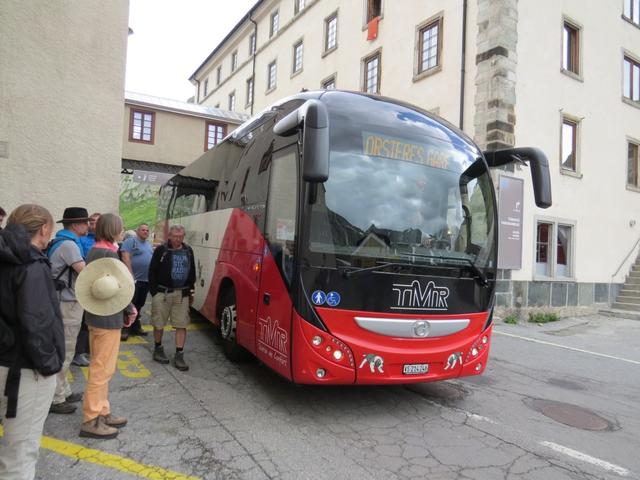 ... und fahren danach mit dem Bus wieder ins Tal hinunter