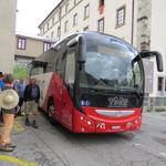 ... und fahren danach mit dem Bus wieder ins Tal hinunter