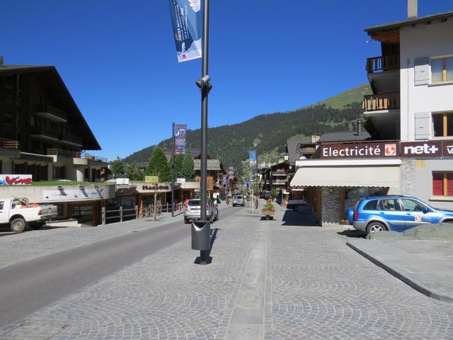 in Verbier kaufen wir schnell noch etwas zum Essen ein und los geht unsere heutige Wanderung