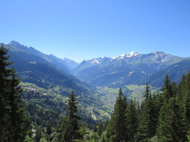 Blick ins Val de Bagnes, und Grand Combin. Der Besuch der FXB Panossière Hütte und Gletscherwelt des Grand Combin war grossart