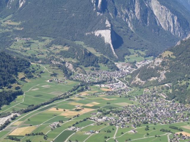 Tiefblick auf Sembrancher. Dort sind wir hindurchgelaufen als wir auf der Via Francigena waren