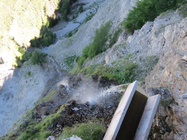 die zweite Attraktion ist das hier das Wasser der Bisse du Levron hunderte von Meter tief in den Graben fällt