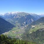 tief unter uns das Val de Bagnes und das Dorf Sembrancher