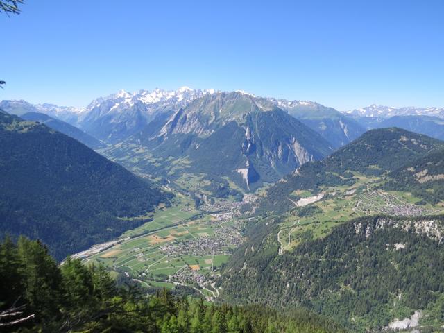 tief unter uns das Val de Bagnes und das Dorf Sembrancher