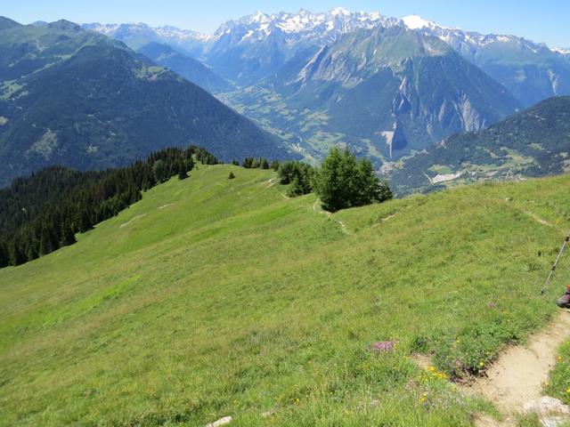 bei Punkt 2136 m.ü.M. werfen wir ein Blick zurück und schauen zum Weg den wir hinter uns gelassen haben