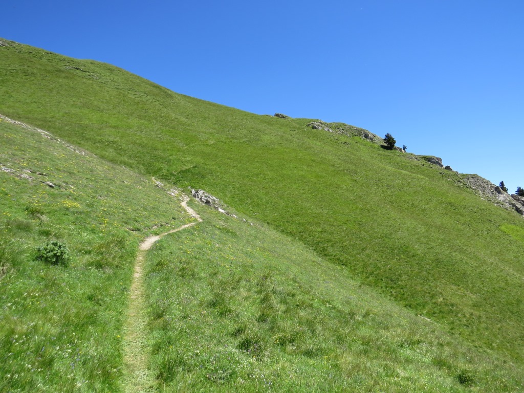 der Bergpfad biegt nun von der Abbruchkante rechts weg..