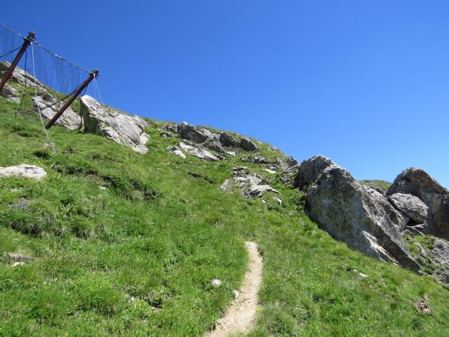 der Weg führt ein paar Meter durch einzelne Lawinenverbauungen