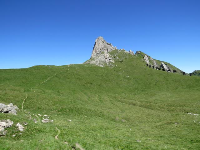 wir erreichen die kleine Ebene von Comba Plane 2305 m.ü.M. Darüber erhebt sich keck und schroff der Pierre Avoi