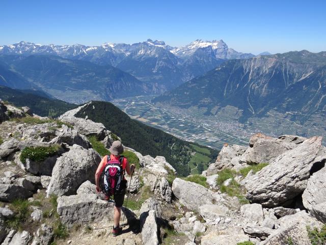 ... Gendarmen und Wändchen, Clochetons du Pierre Avoi genannt. Der Ausblick wird immer gigantischer