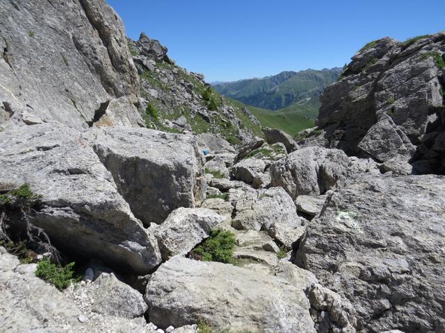 wie durch ein Labyrinth schlängelt sich nun der Bergweg durch diese Blocklandschaft