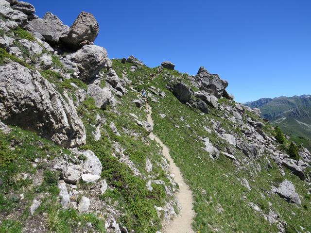 der Bergweg zieht nun direkt hinauf zum Grat. Bis jetzt war der Bergweg nicht übermässig ausgesetzt