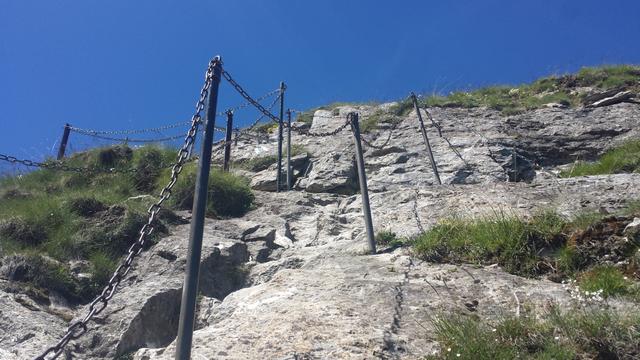 die letzten 50 Meter zum Gipfel sind sehr gut gesichert. Der Fels ist aber speckig und daher rutschig