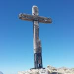 wir stehen neben dem Gipfelkreuz auf dem Pierre Avoi 2473 m.ü.M.