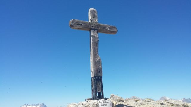 wir stehen neben dem Gipfelkreuz auf dem Pierre Avoi 2473 m.ü.M.