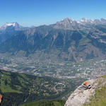 super schönes Breitbildfoto mit Blick ins Rhonetal. In der Bildmitte der Dents du Midi