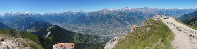 super schönes Breitbildfoto mit Blick ins Rhonetal. In der Bildmitte der Dents du Midi