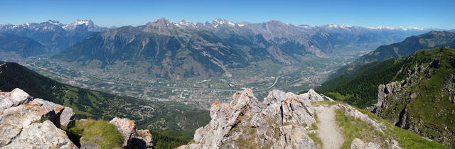 sehr schönes Breitbildfoto vom Rhonetal, das 2000 Meter unter uns liegt