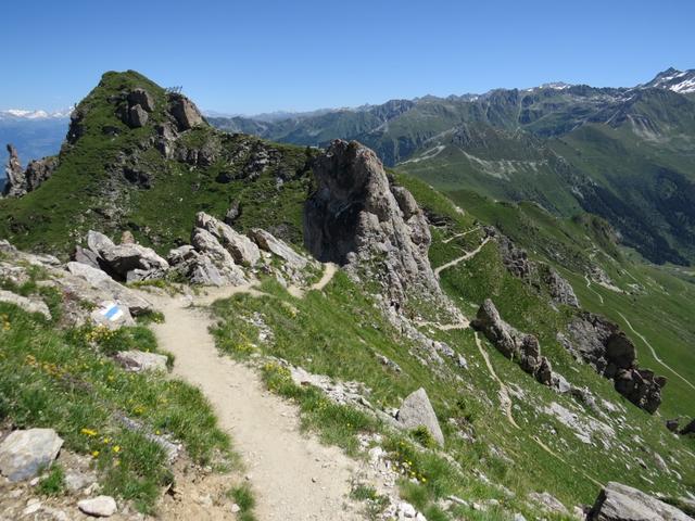 unterhalb des Gipfelaufbau setzt sich die Route..