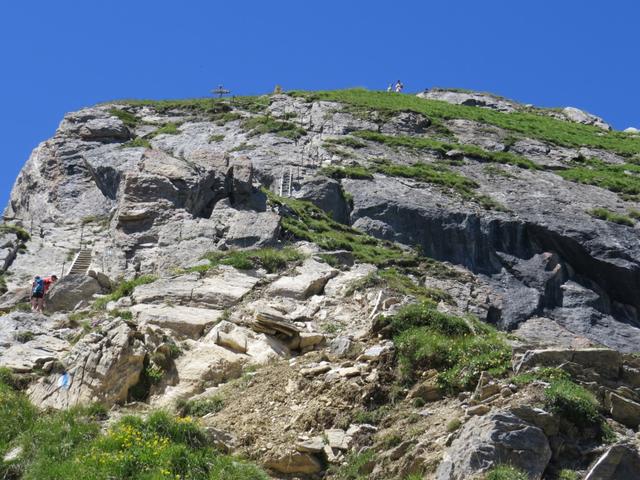 gut ersichtlich die Eisenleitern und der gesicherte Bergweg