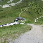 wir lassen die Bergstation hinter uns und steuern mit einem abfallenden Kiesweg den Sattel Croix de Coeur 2173 m.ü.M. an