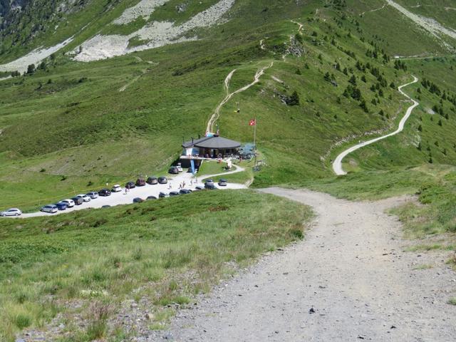 wir lassen die Bergstation hinter uns und steuern mit einem abfallenden Kiesweg den Sattel Croix de Coeur 2173 m.ü.M. an