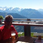 auf der schönen Terrasse des Bergrestaurant geniessen wir ein kühles Bier und die grossartige Aussicht