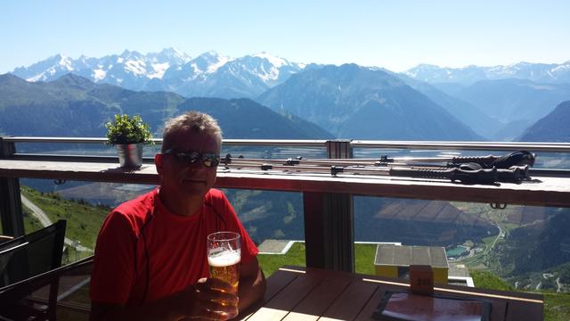 auf der schönen Terrasse des Bergrestaurant geniessen wir ein kühles Bier und die grossartige Aussicht