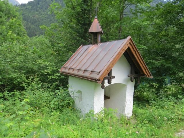 vorbei an einer kleinen Kapelle...