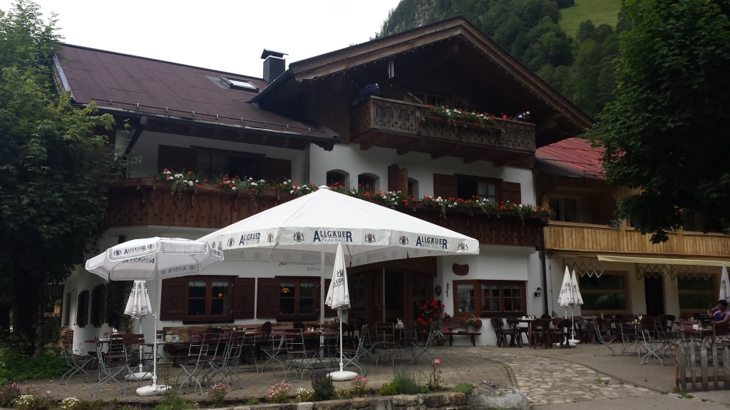 für heute ist aber schluss mit Wandern. Wir nehmen auf der grossen Terrasse platz