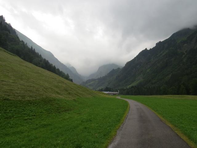 heute ist das Wetter nicht so gut wie gestern, und wir müssen über das Mädelejoch