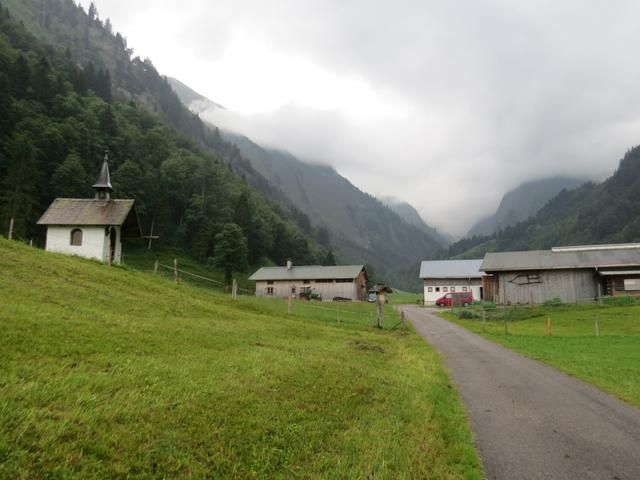 wir erreichen die Bauernhäuser der Oberaualpe