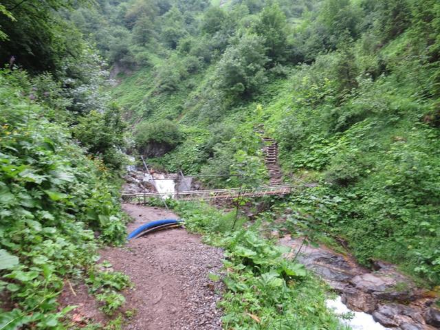 über diese Brücke überqueren wir den Sperrbach