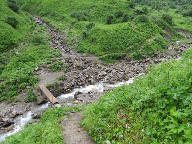 Blick runter zum Sperrbach mit der Brücke die wir kurz vorher überquert haben