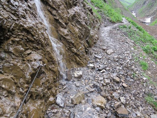 kleine Bäche ergiessen sich von oben in den Bergweg