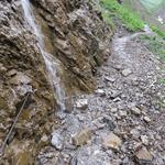 kleine Bäche ergiessen sich von oben in den Bergweg