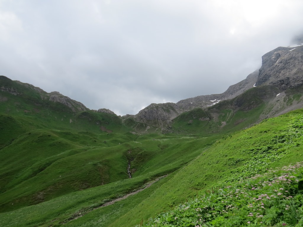 Blick hinauf zum Mädelejoch