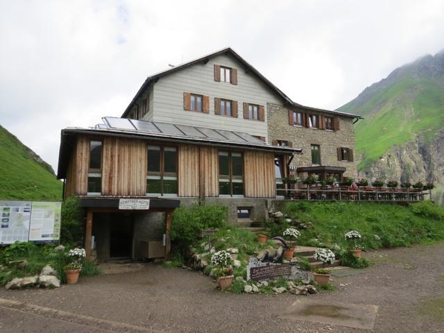 zuerst legen wir aber bei der Kemptnerhütte 1844 m.ü.M. eine Rast ein