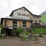 zuerst legen wir aber bei der Kemptnerhütte 1844 m.ü.M. eine Rast ein