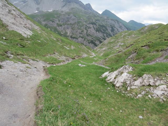 bis Holzgau unser heutiges Tagesziel, haben wir einen langen Abstieg vor uns