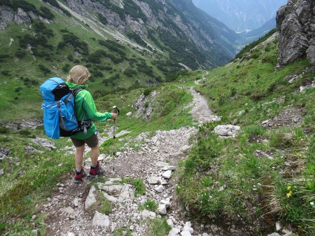 weiter an Höhe verlierend laufen wir nun Richtung Obere Rossgumpenalpe