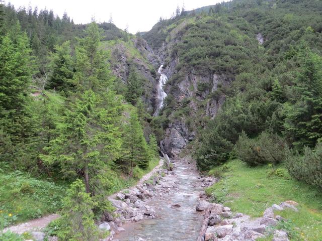 wir kehren nicht ein und laufen am Rossgumpenwasserfall vorbei