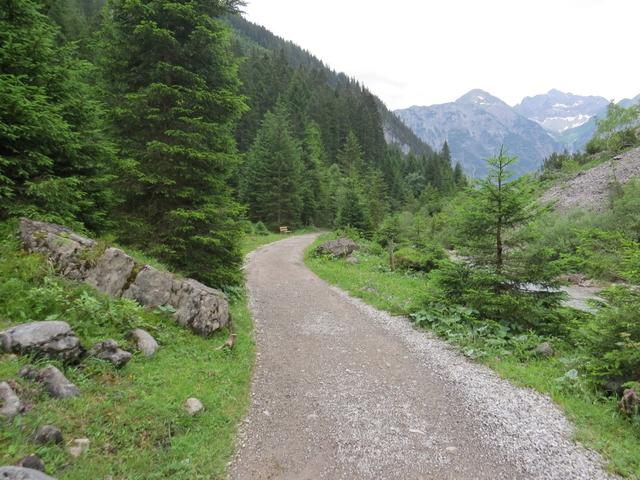 auf einer breiten Kiesstrasse...