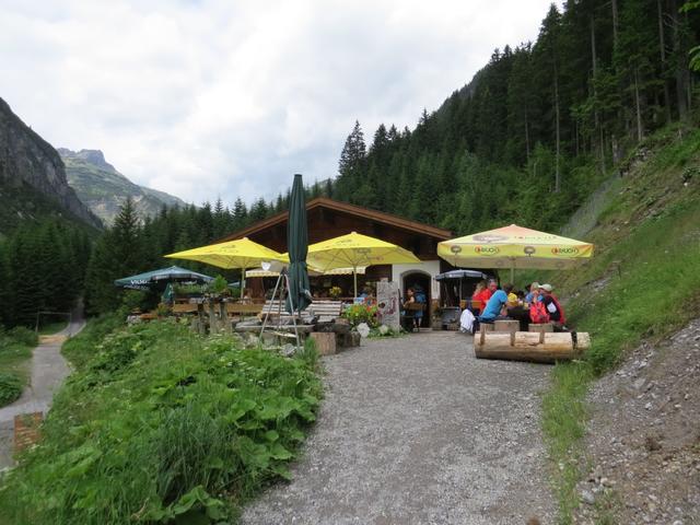 frisch gestärkt verlassen wir das schön gelegen Café Uta