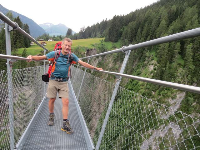 Franco auf der Hängebrücke